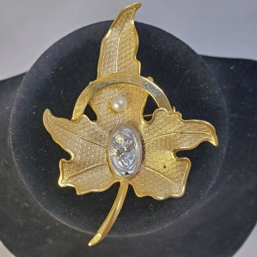 Vintage Unmarked Gold-tone Metal Leaf Faux Pearl Mary Jesus medal Brooch Pin